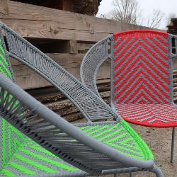 Lot de 2 fauteuils CALAO tissées gris clair vert clair et rouge - Fin de série