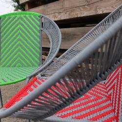Lot de 2 fauteuils CALAO tissées gris clair vert clair et rouge - Fin de série