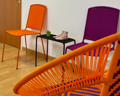 Salle d'attente orange et violette 